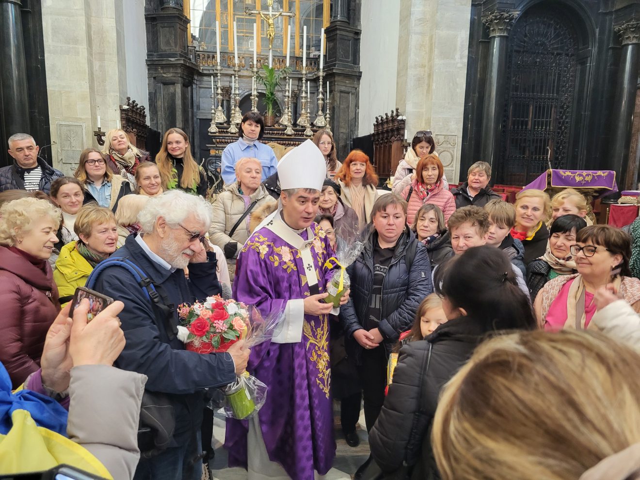 Profughi ucraini partecipano alla Messa presieduta da mons. Repole in Cattedrale a Torino, 5 marzo 2023