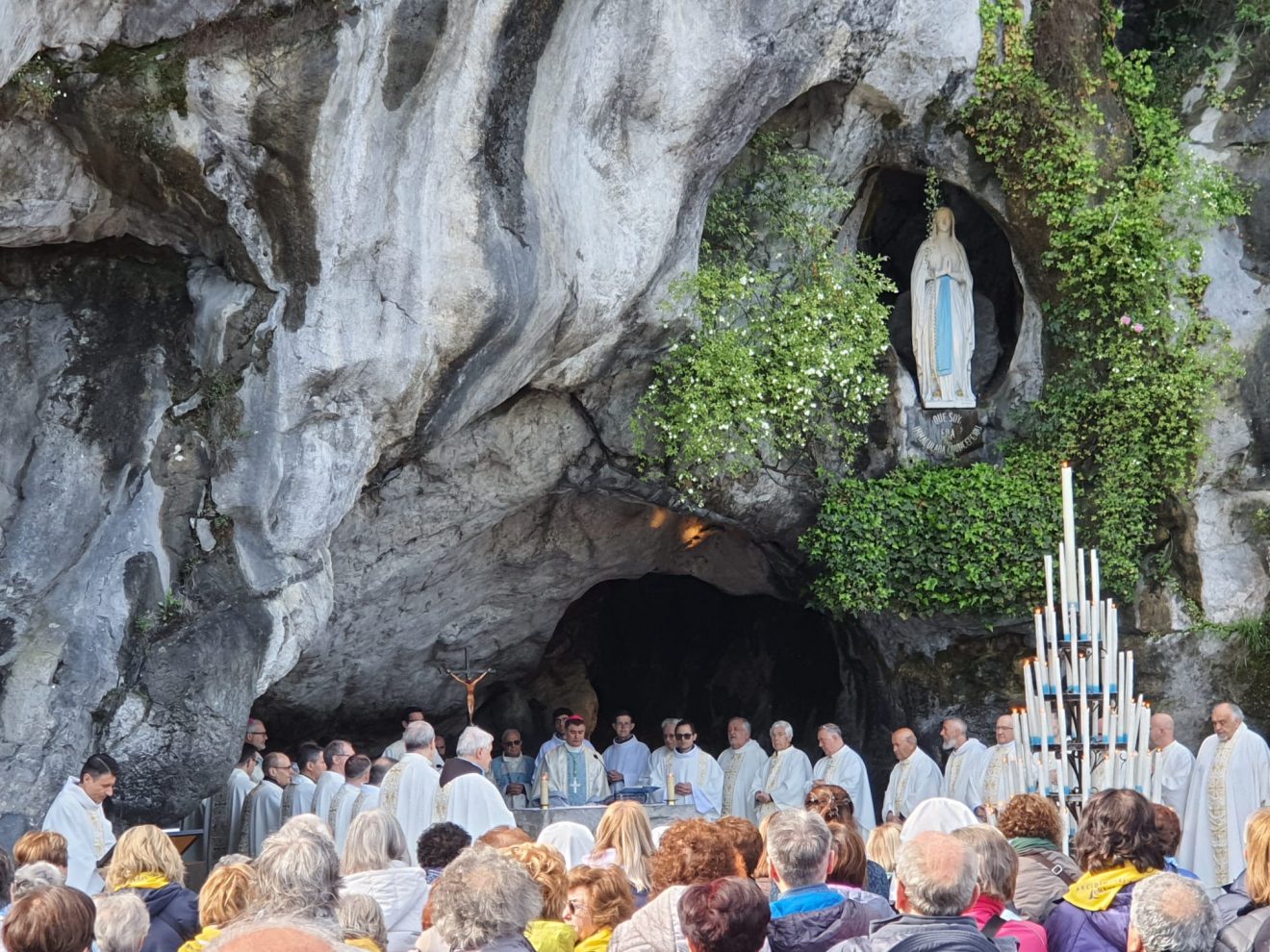 Pellegrinaggio diocesano interassociativo a Lourdes guidato da mons. Repole, 22-25 aprile 2023