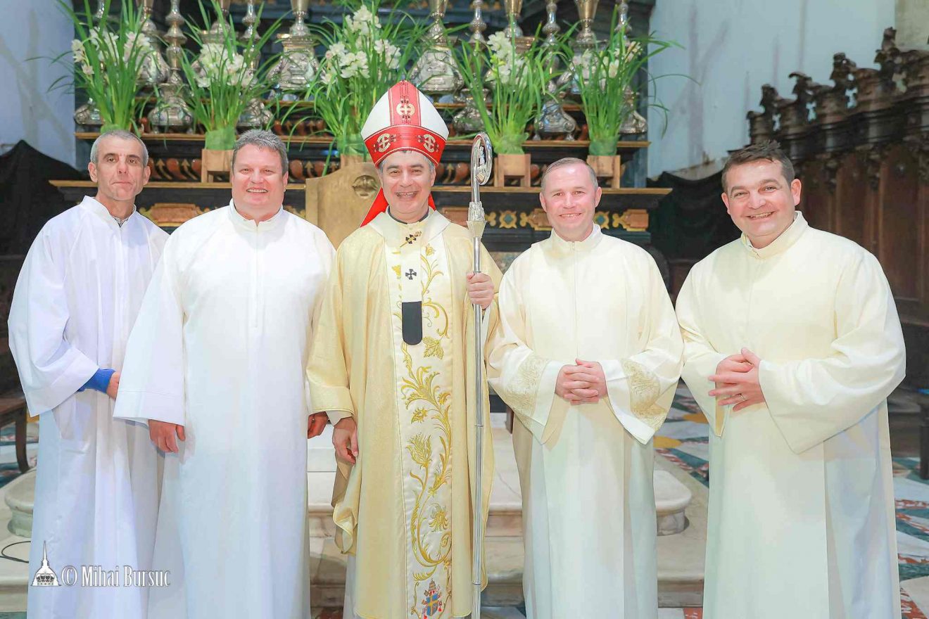 Mons. Repole conferisce i ministeri del Lettorato e dell'Accolitato in Cattedrale a Torino, 30 aprile 2023 (foto: Bursuc)