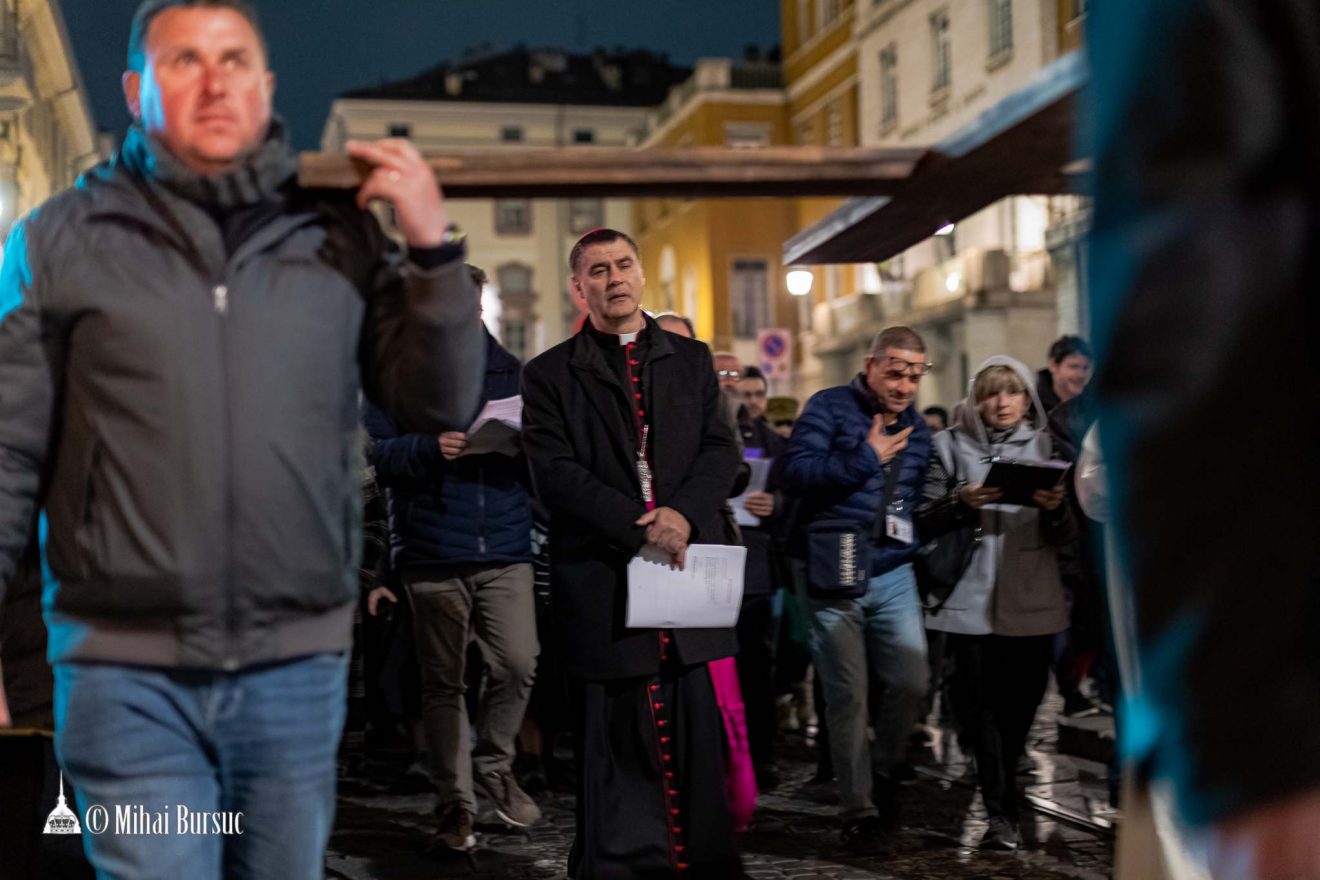 Via Crucis per le vie della città guidata dall’Arcivescovo