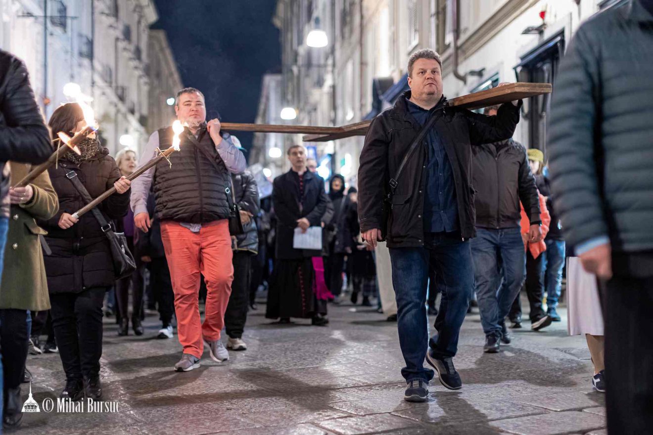 Mons. Repole guida la Via Crucis del venerdì santo dalla Consolata alla Cattedrale, Torino 7 aprile 2023 (foto: Bursuc)