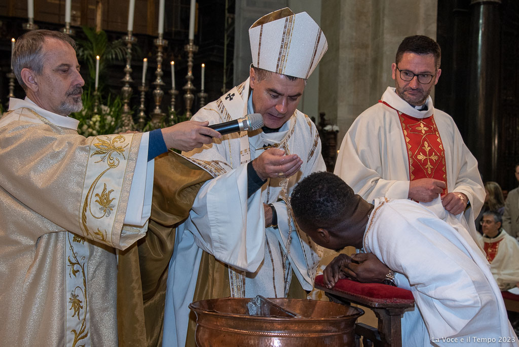 Mons. Repole alla Veglia pasquale in Cattedrale con battesimo dei catecumeni, Torino 8 aprile 2023 (foto: Bussio)