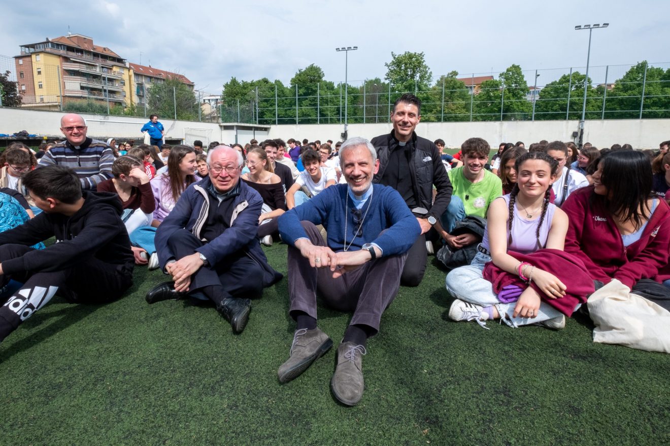 Mons. Giraudo all’incontro di formazione per gli animatori degli Oratori estivi (foto: Bussio)