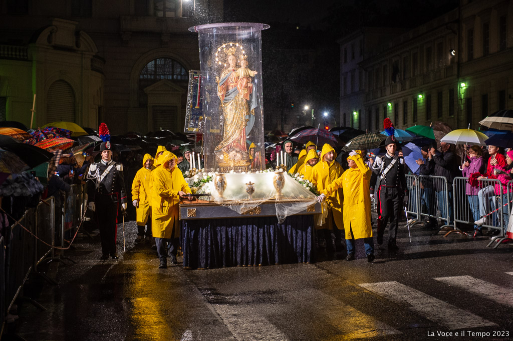 Mons. Repole guida la processione per la festa di Maria Ausiliatrice - Torino Valdocco (foto: Bussio)