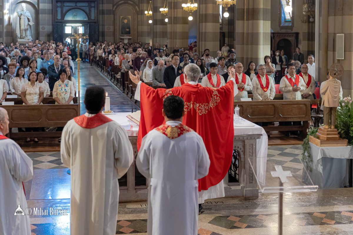 Mons. Giraudo presiede Messa per i 25 anni della Cappellania filippina a Torino, 24 settembre 2023 (foto: Bursuc)