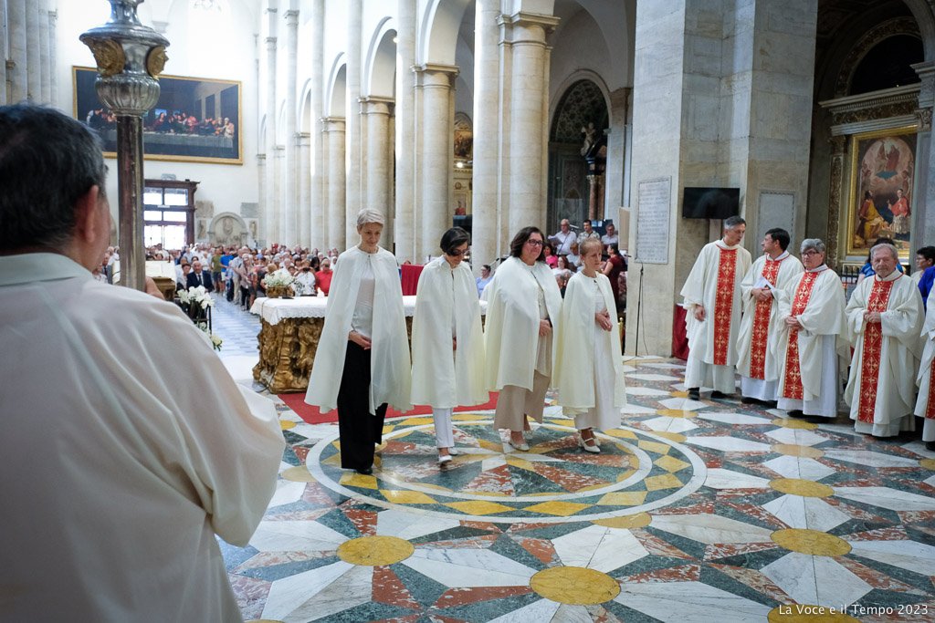 Ordo Virginum in festa per 4 nuove consacrate in Cattedrale con mons. Repole