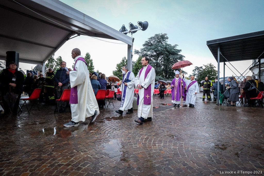 Mons. Repole al Cimitero Monumentale di Torino per la commemorazione dei defunti, 2 novembre 2023 (foto: Bussio)