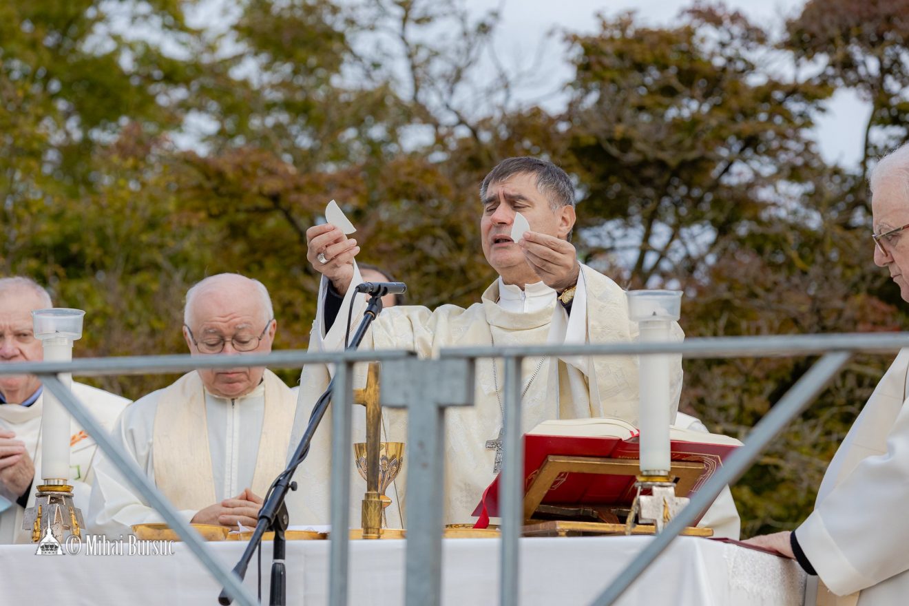 Mons. Repole al Cimitero Parco di Torino per la festa di Ognissanti, 1 novembre 2023 (foto: Bursuc)