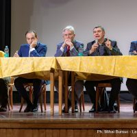 Il tavolo dei partecipanti al dibattito il 16 gennaio 2024 al Teatro San Giuseppe di Torino (foto: Mihai Bursuc_LaVoceEilTempo)