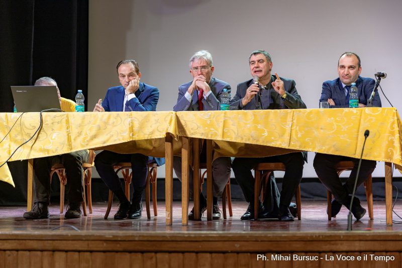 Il tavolo dei partecipanti al dibattito il 16 gennaio 2024 al Teatro San Giuseppe di Torino (foto: Mihai Bursuc_LaVoceEilTempo)