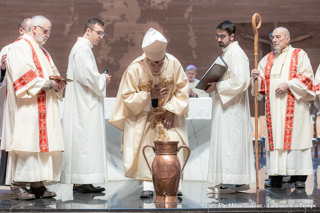 Santa Messa crismale presieduta da mons. Repole e celebrazione dei giubilei del clero - Santo Volto, Torino 28 marzo 2024