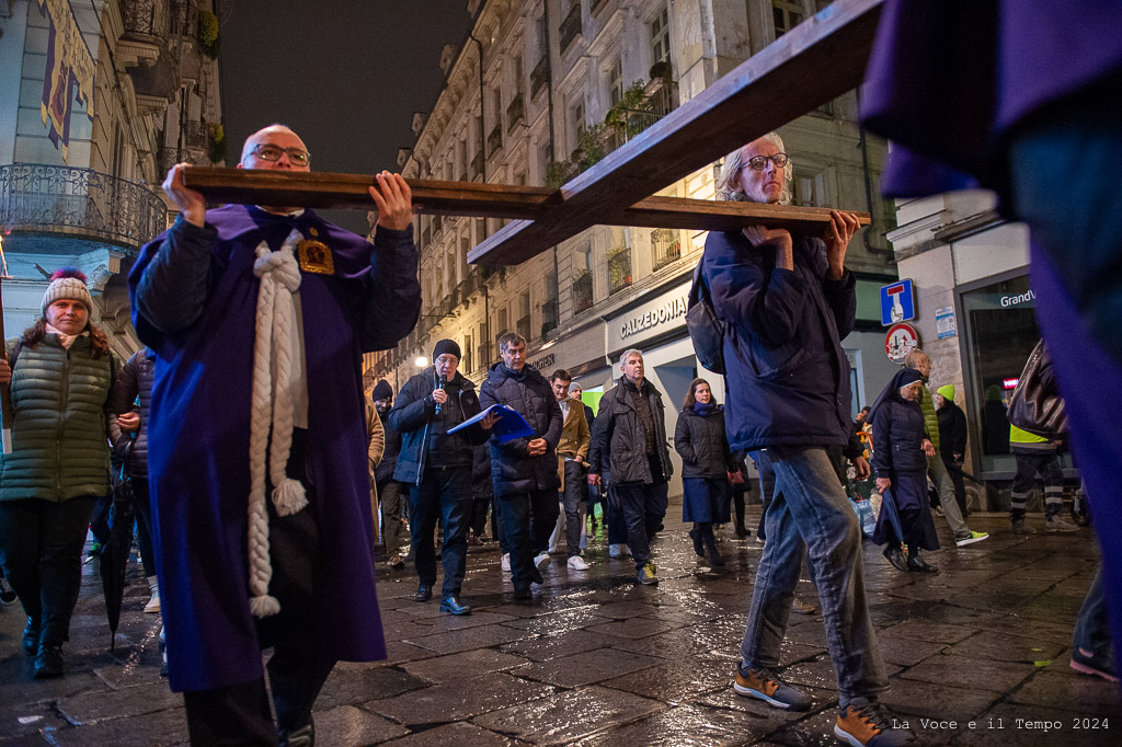 Via Crucis del Venerdì Santo per le vie di Torino guidata da mons. Repole, 29 marzo 2024 (foto: Bussio)