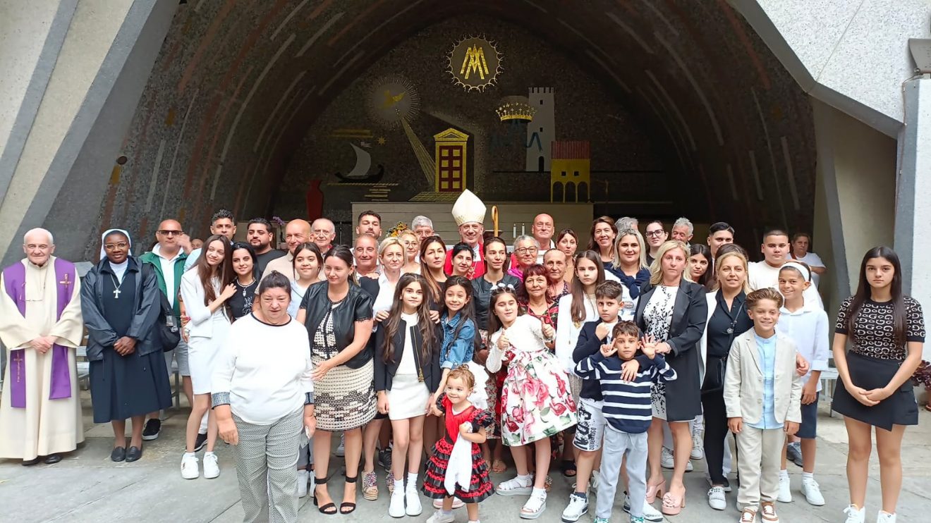 Mons. Giraudo a Forno di Coazze conferisce i sacramenti a 21 sinti piemontesi, 29 giugno 2024