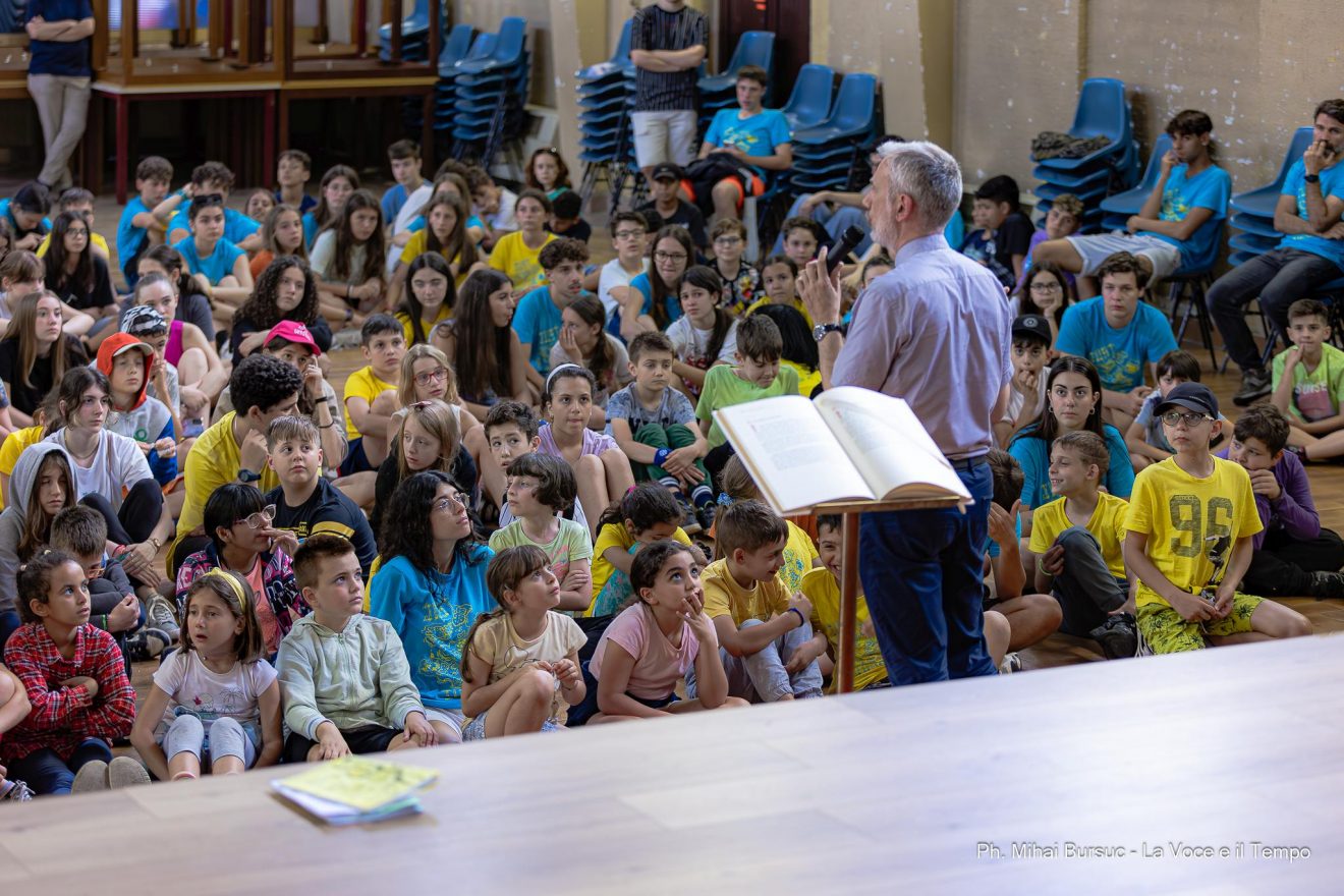 Mons. Giraudo in visita agli Oratori estivi delle parrocchie di Nichelino, 25 giugno 2024