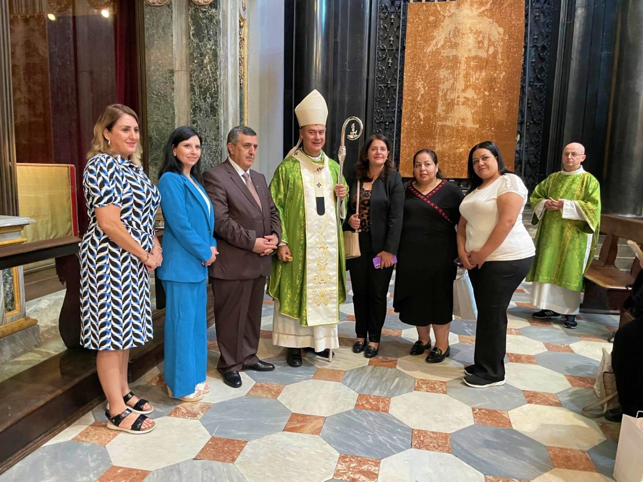 Mons. Repole in preghiera davanti alla Cappella della Sindone con il sindaco di Betlemme, 29 settembre 2024