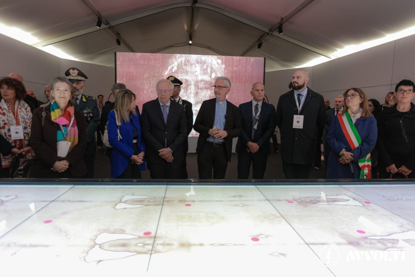 «Avvolti», esperienza interattiva e serie di incontri in piazza per conoscere la Sindone