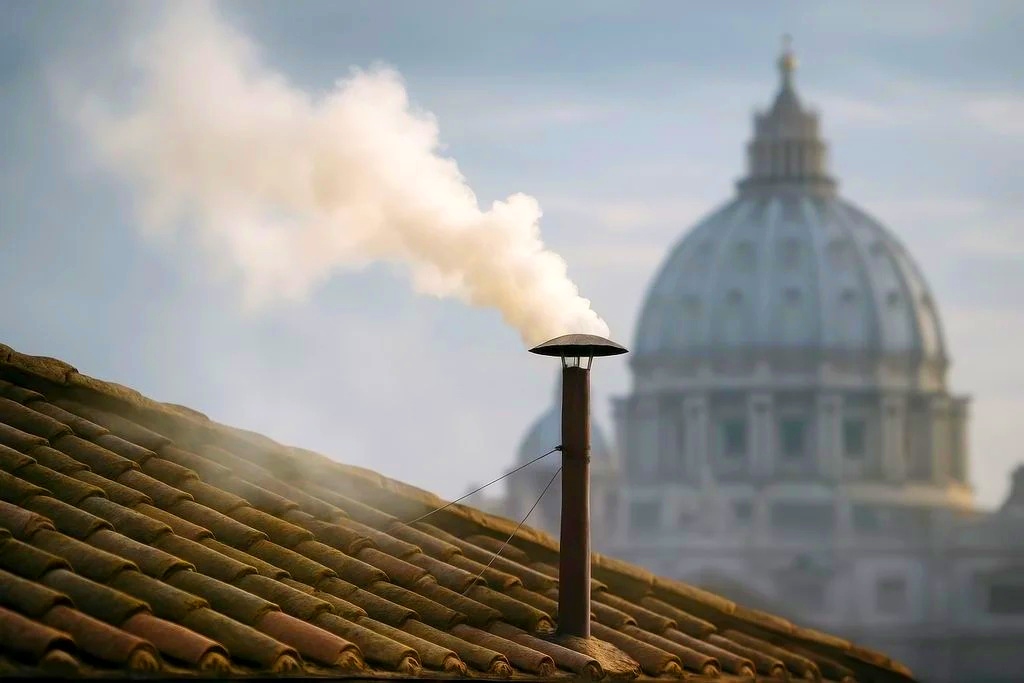 Fumata bianca, eletto il Papa nel secondo giorno di Conclave