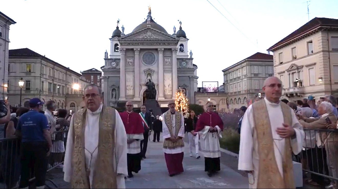 Processione per la festa di Maria Ausliatrice guidata dal vescovo ausiliare mons. Giraudo, 24 maggio 2026